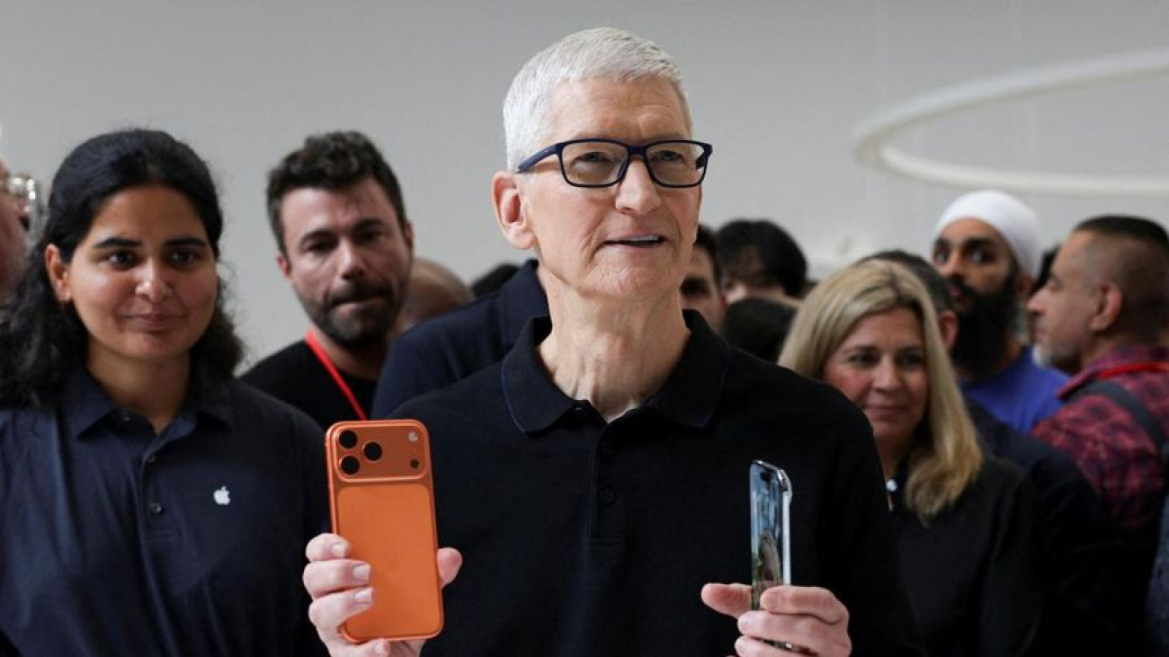 ceo-apple-tim-cook-memegang-iphone-17-pro-dan-iphone-air-saat-apple-mengadakan-acara-di-steve-jobs-theater-di-kampusnya-di-cup-1757462168896_169