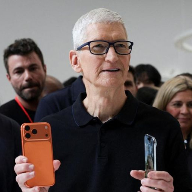 ceo-apple-tim-cook-memegang-iphone-17-pro-dan-iphone-air-saat-apple-mengadakan-acara-di-steve-jobs-theater-di-kampusnya-di-cup-1757462168896_169