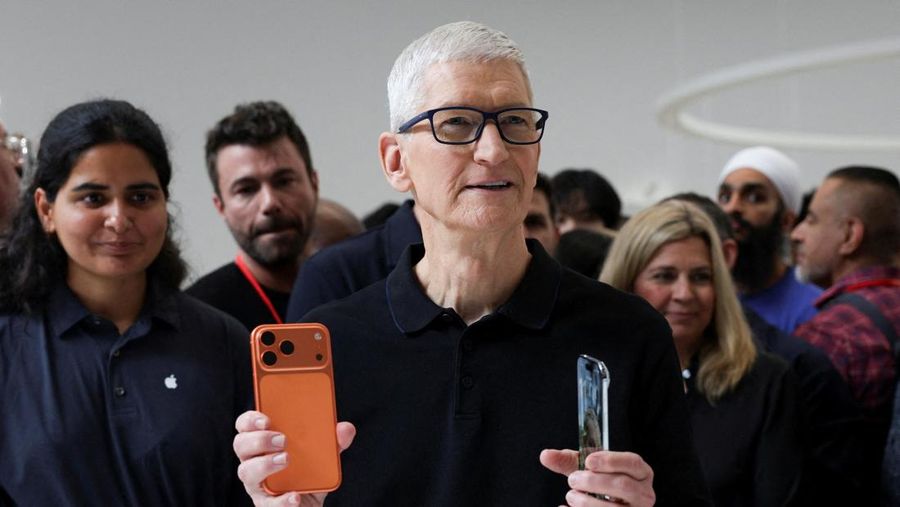ceo-apple-tim-cook-memegang-iphone-17-pro-dan-iphone-air-saat-apple-mengadakan-acara-di-steve-jobs-theater-di-kampusnya-di-cup-1757462168896_169