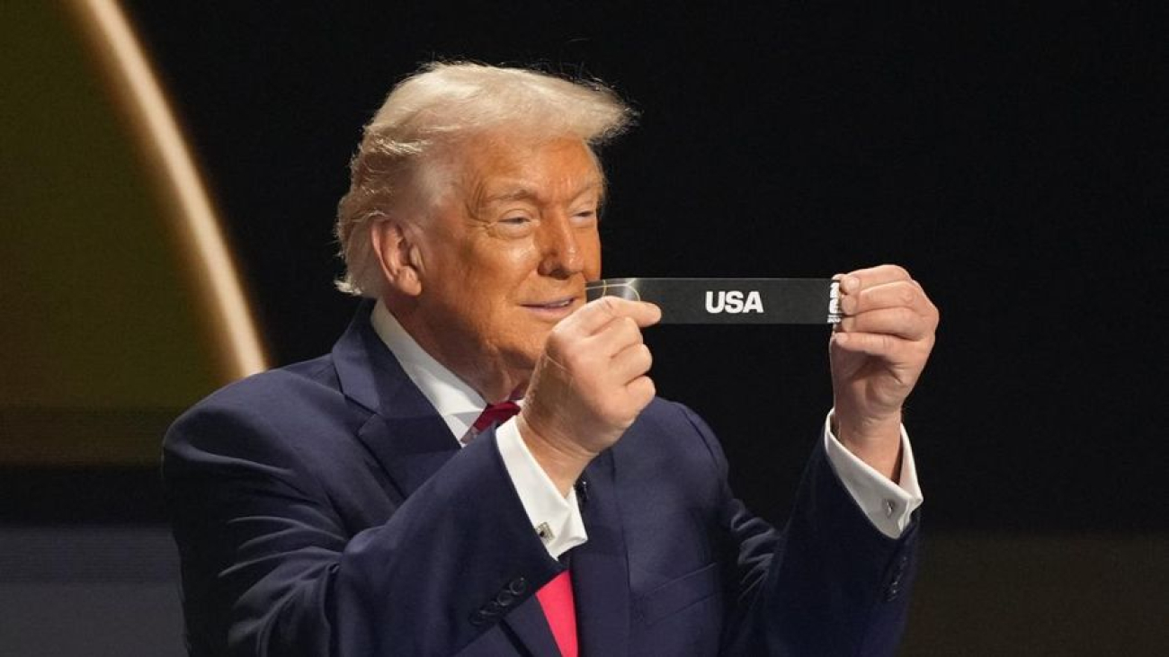 presiden-as-donald-trump-mengambil-undian-untuk-tim-amerika-serikat-selama-proses-pengundian-piala-dunia-fifa-2026-yang-berlan-1764995147868_169