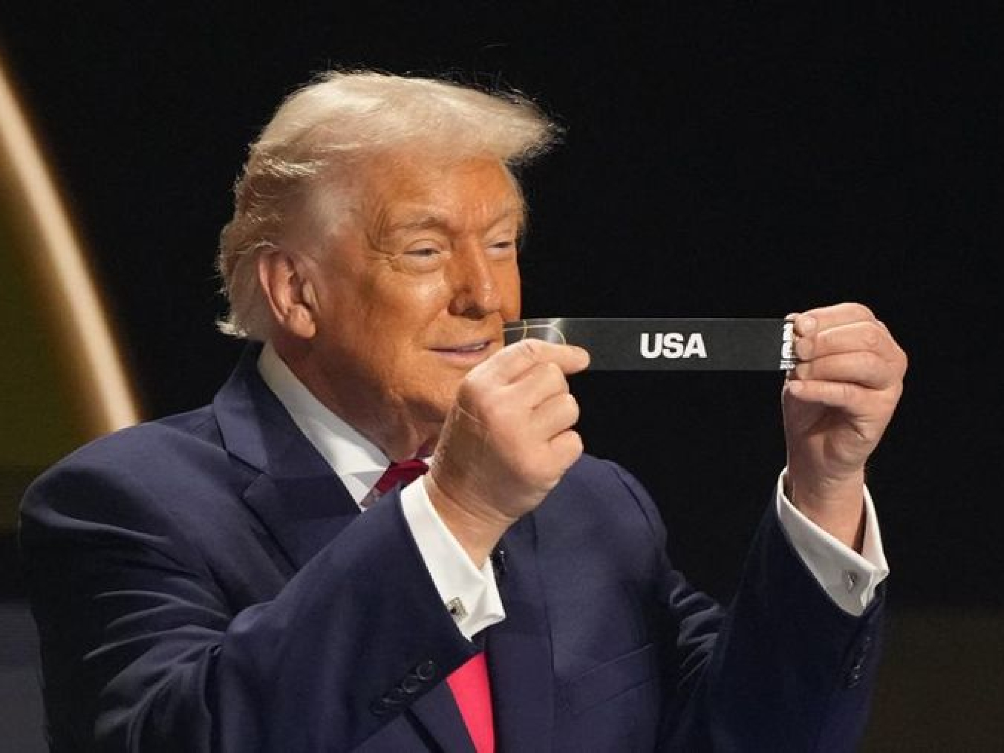 presiden-as-donald-trump-mengambil-undian-untuk-tim-amerika-serikat-selama-proses-pengundian-piala-dunia-fifa-2026-yang-berlan-1764995147868_169