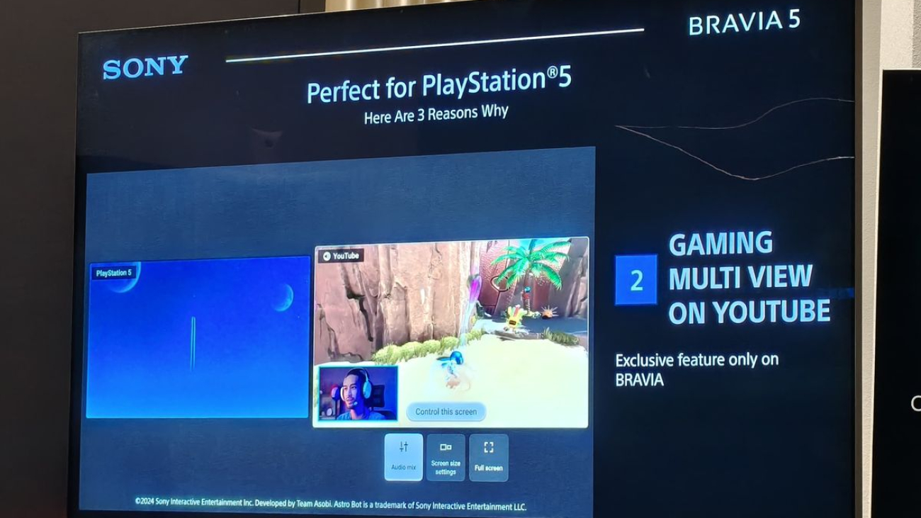Fitur khusus PS5 Gaming Multiview on YouTube yang ada di jajaran smart TV Sony Bravia terbaru, ditampilkan di peluncuran TV Sony Bravia terbaru di Aroem Mahakam, Jakarta Selatan, Kamis (7/8/2025)
