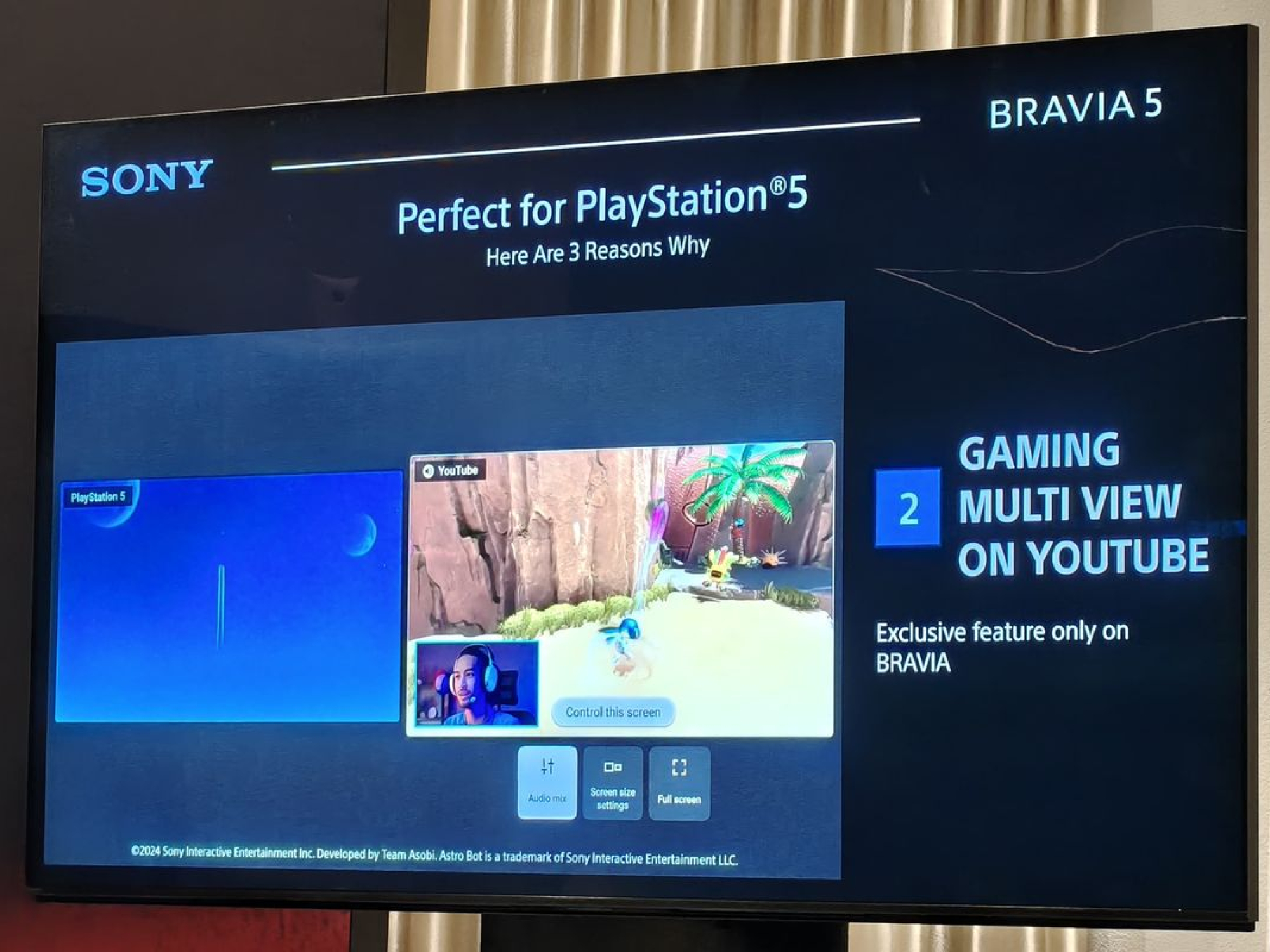 Fitur khusus PS5 Gaming Multiview on YouTube yang ada di jajaran smart TV Sony Bravia terbaru, ditampilkan di peluncuran TV Sony Bravia terbaru di Aroem Mahakam, Jakarta Selatan, Kamis (7/8/2025)