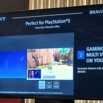 Fitur khusus PS5 Gaming Multiview on YouTube yang ada di jajaran smart TV Sony Bravia terbaru, ditampilkan di peluncuran TV Sony Bravia terbaru di Aroem Mahakam, Jakarta Selatan, Kamis (7/8/2025)