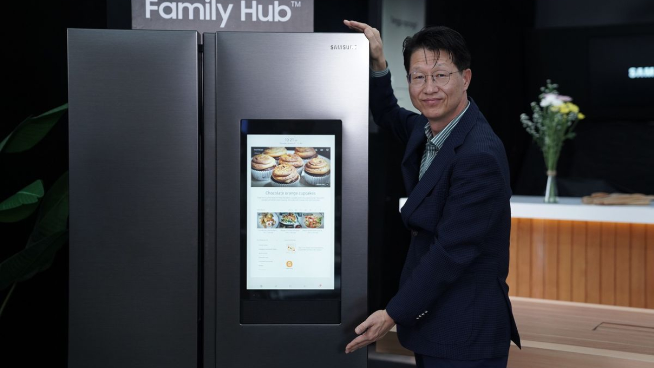 Electronics Indonesia, Simon Lee memperkenalkan kulkas Samsung Family Hub.(Samsung)