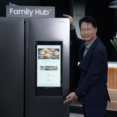 Electronics Indonesia, Simon Lee memperkenalkan kulkas Samsung Family Hub.(Samsung)