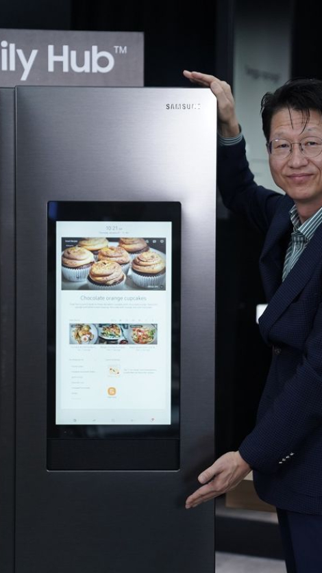 Electronics Indonesia, Simon Lee memperkenalkan kulkas Samsung Family Hub.(Samsung)