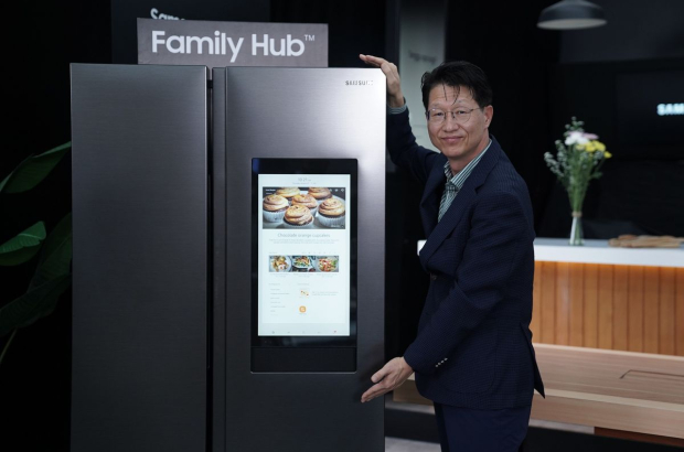 Electronics Indonesia, Simon Lee memperkenalkan kulkas Samsung Family Hub.(Samsung)