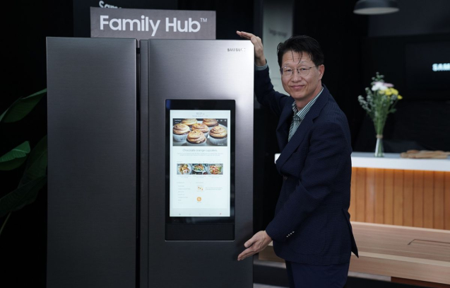 Electronics Indonesia, Simon Lee memperkenalkan kulkas Samsung Family Hub.(Samsung)